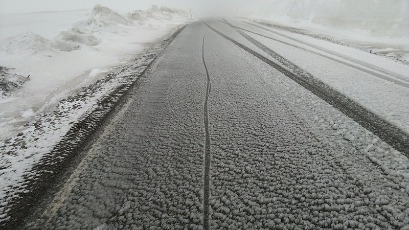 Zamrznutá cesta (CC-BY 2.0 Bjørn Heidenstrøm)