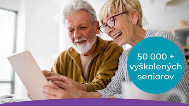Senior a seniorka rozradostene pozerajú na tablet